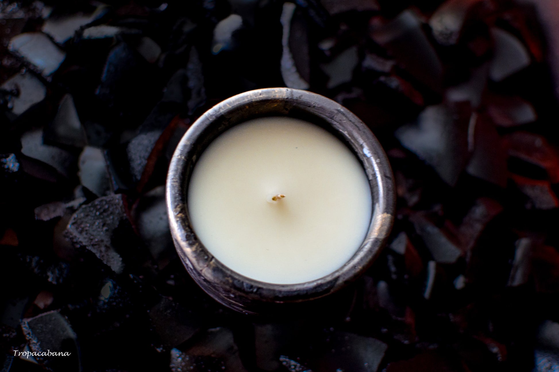 8 oz Handmade Concrete Obsidian Candle, in black and golden tones, luxuy candle, vegan candle, inspired by the kilauea volcano in the big island of hawaii, fragrance is floral, smoky and fruity,Handpoured with coconut wax,