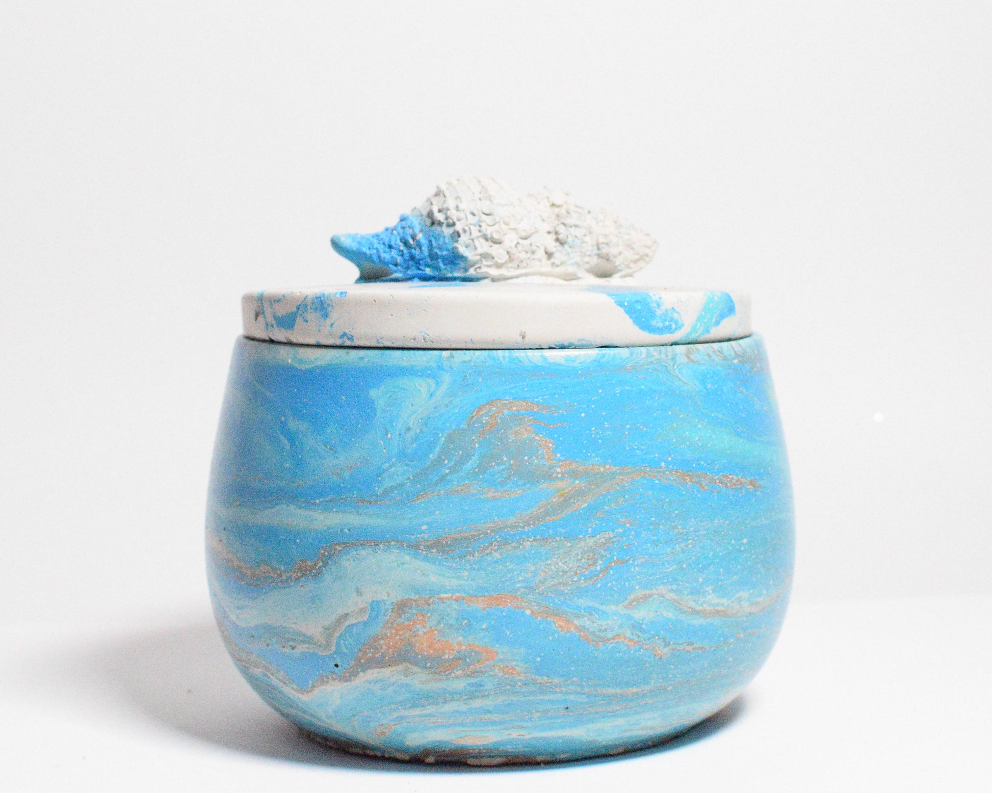 10 oz Handmade Aqua Dream Candle, Made with coconut wax, smells like the ocean, beach and sand, blue, aquamarine and bronze colors